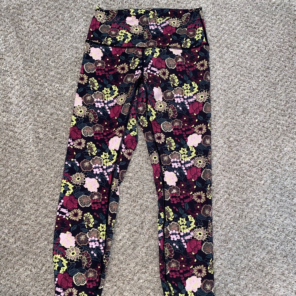 Lululemon floral 7/8 tights size 6 like new